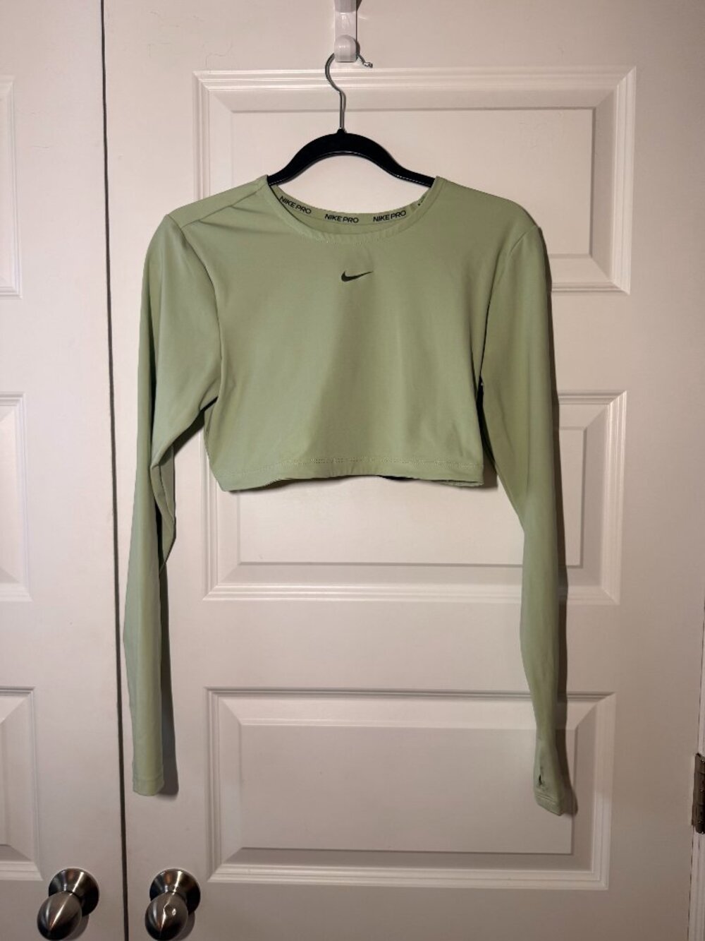 Nike Light Green Long Sleeve Fitted Croptop | Women’s Medium
